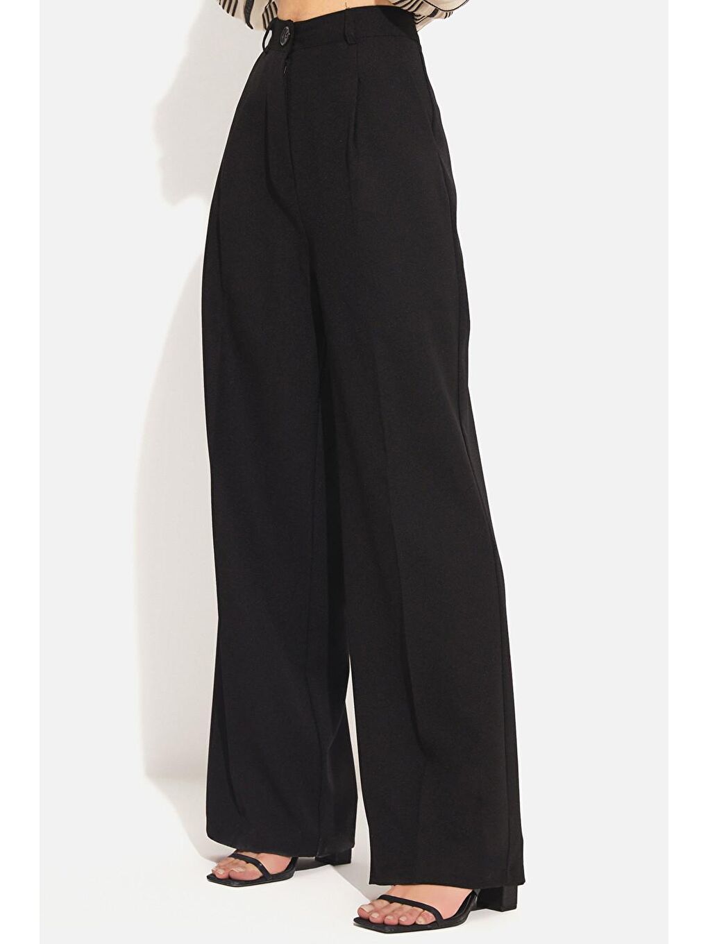 Siyah Pili Detaylı Bol Kesim Pantolon-4