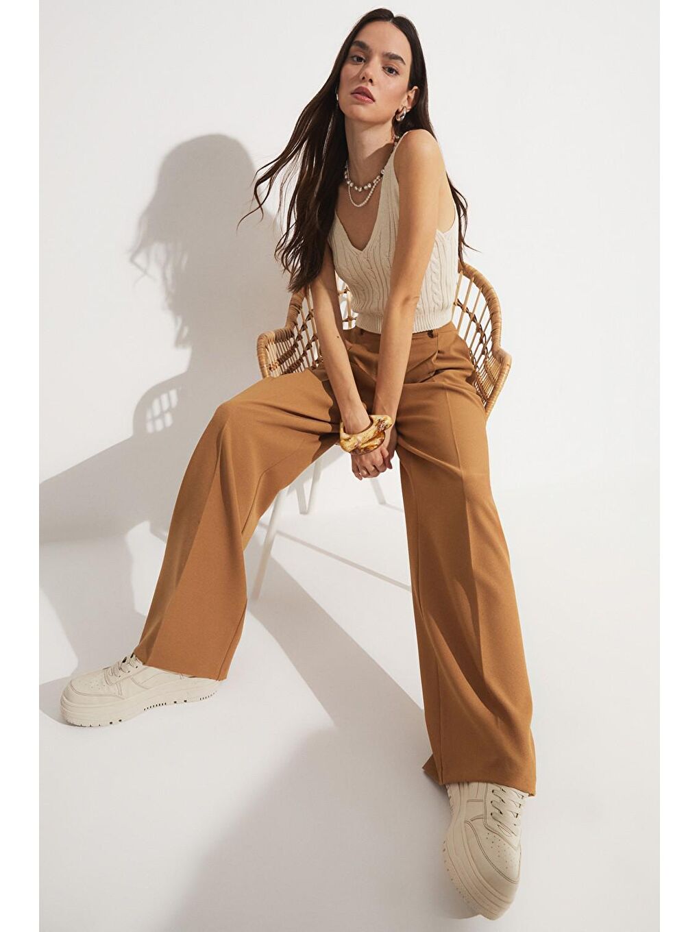 Kahverengi Pili Detaylı Bol Kesim Pantolon-1