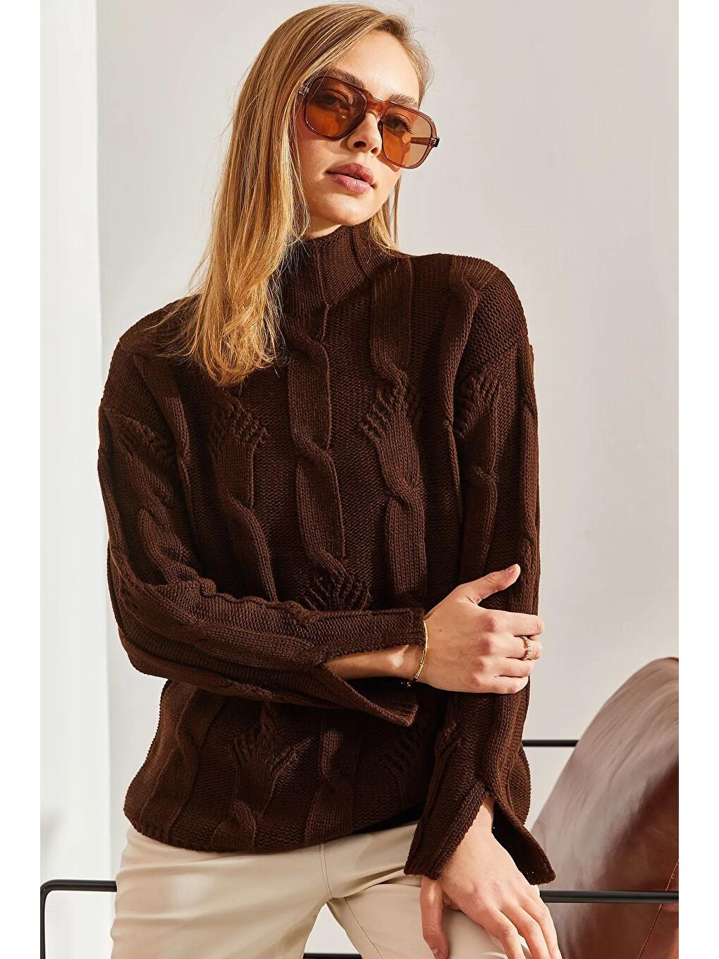 Kahverengi Kadın Yarım Balıkçı Yaka Saç Örgü Desenli Triko Kazak
