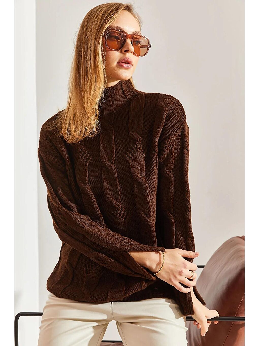 Kahverengi Kadın Yarım Balıkçı Yaka Saç Örgü Desenli Triko Kazak-1