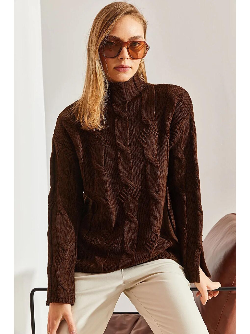 Kahverengi Kadın Yarım Balıkçı Yaka Saç Örgü Desenli Triko Kazak-2