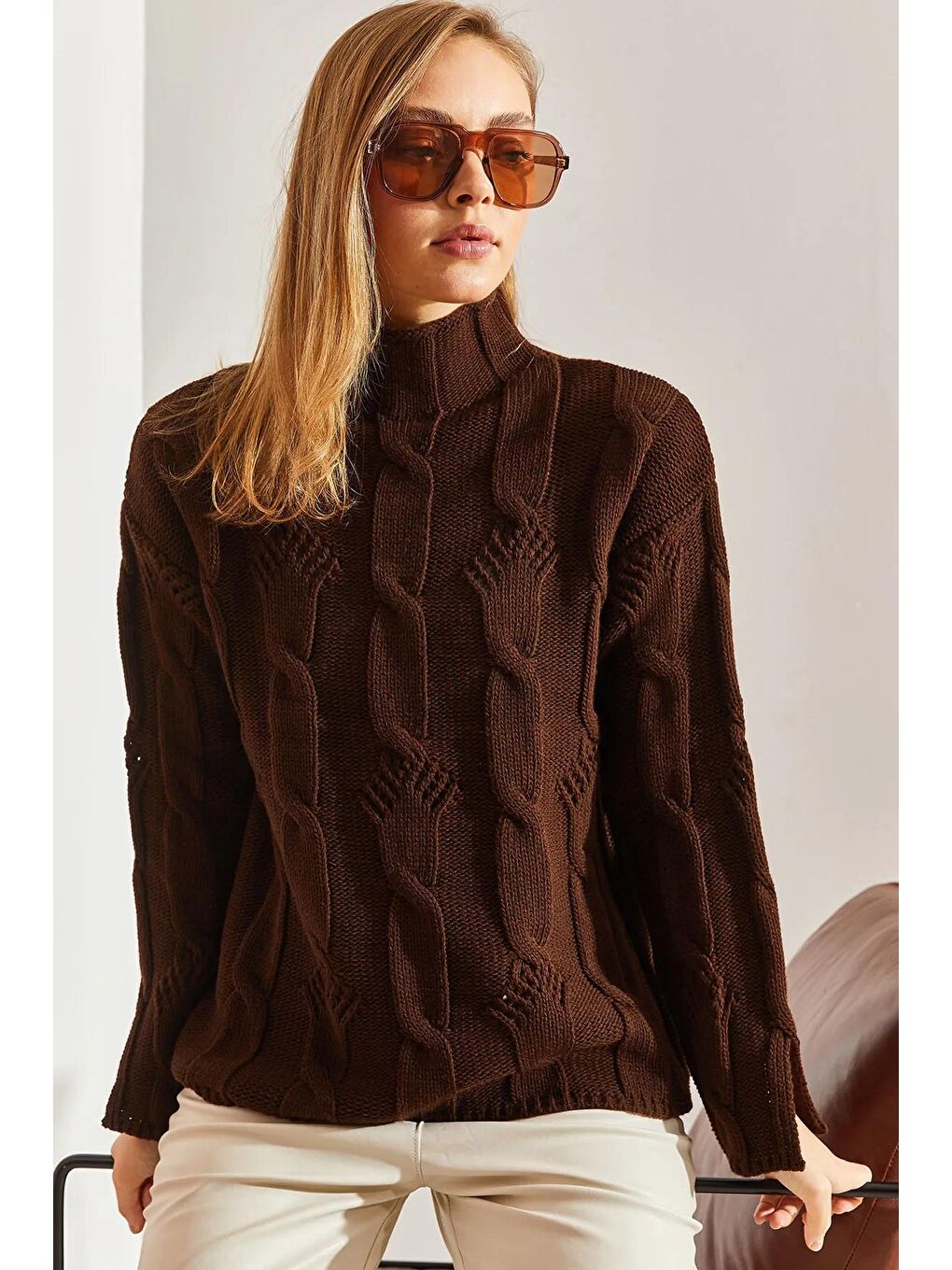 Kahverengi Kadın Yarım Balıkçı Yaka Saç Örgü Desenli Triko Kazak-3