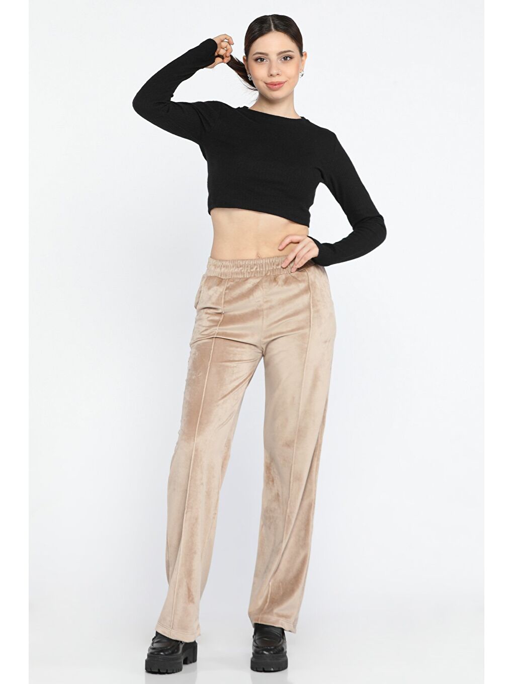 Bej Kadın Kadife Ön Çimalı Bol Paça Pantolon