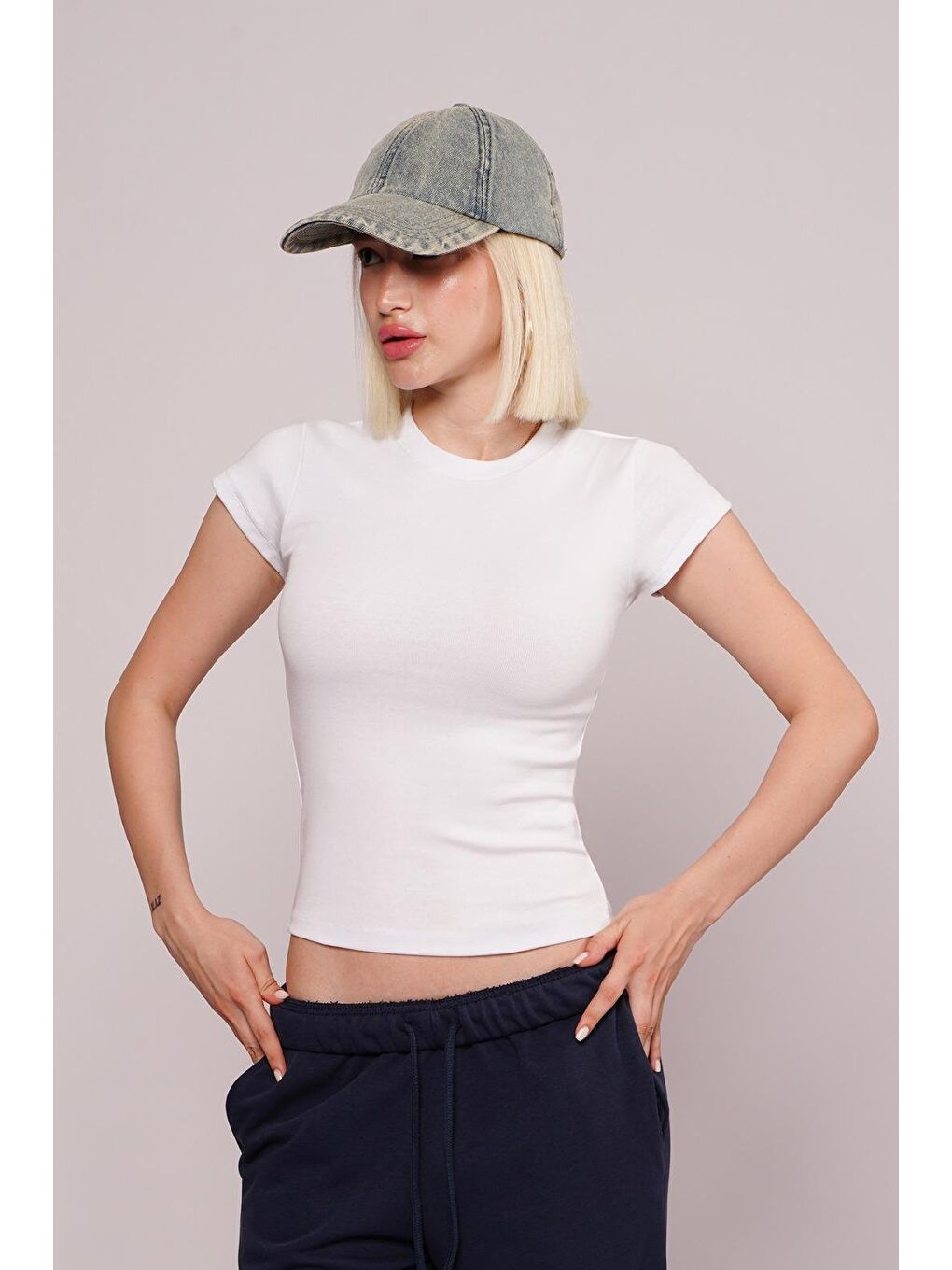 Beyaz Bisiklet Yaka Basic Kadın T-Shirt Mg2479-4