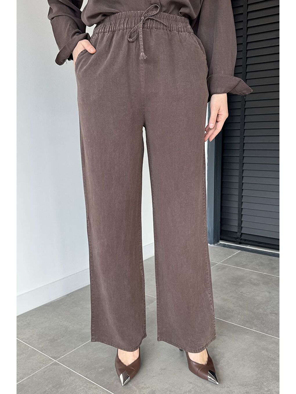 Kahverengi Bel Lastikli Kumaş Tesettür Pantolon-5