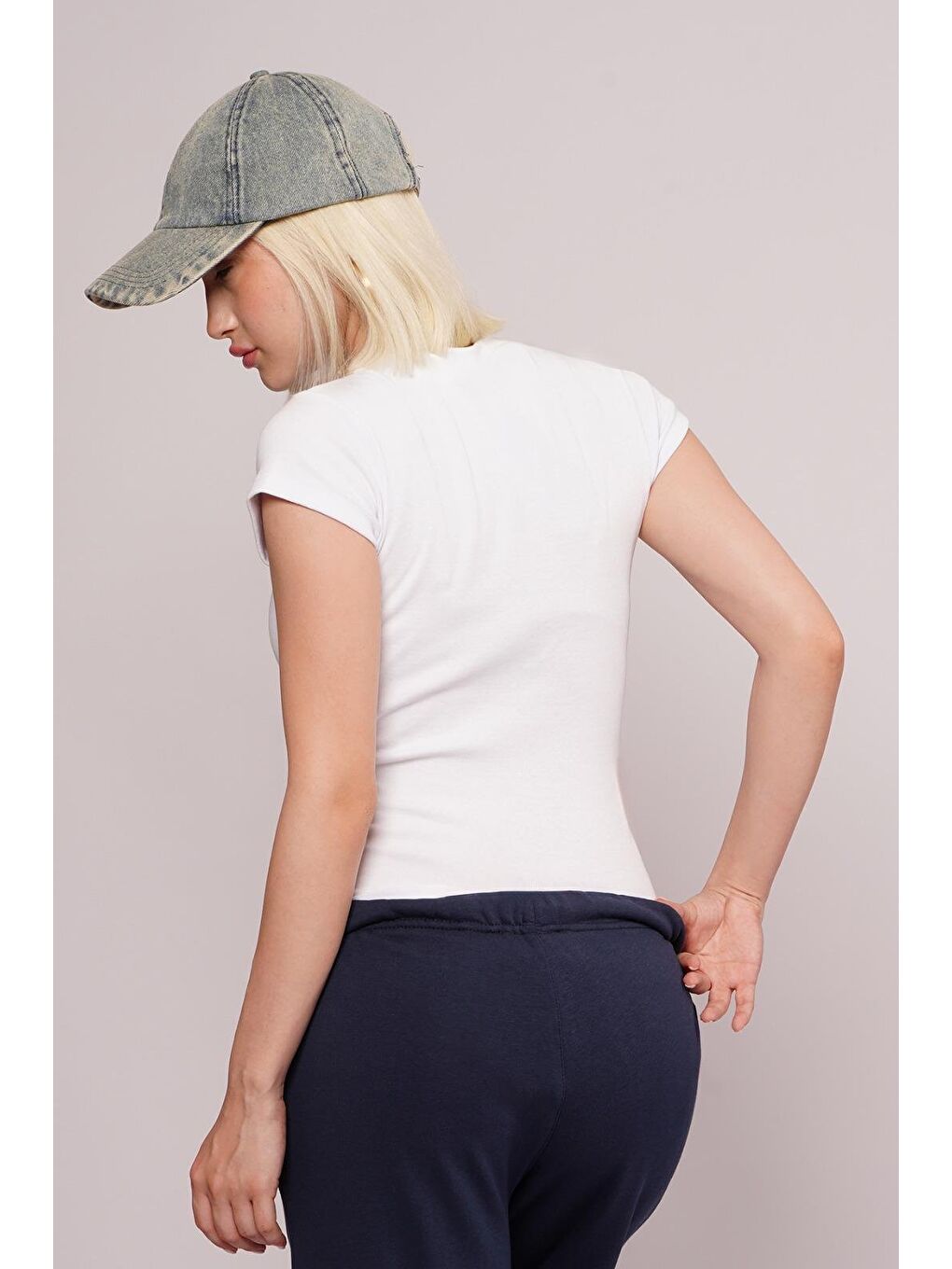 Beyaz Bisiklet Yaka Basic Kadın T-Shirt Mg2479-7