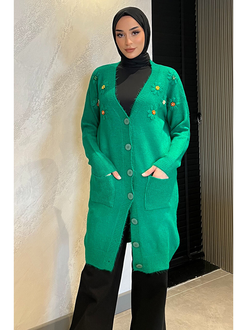Julude Yeşil Çiçek Nakışlı Taşlı Tesettür Uzun Triko Hırka