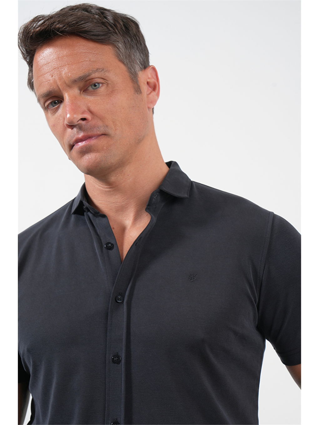 Siyah İtalyan Yaka Kısa Kol Cepsiz Slim Fit Esnek Gömlek 1004260159-3