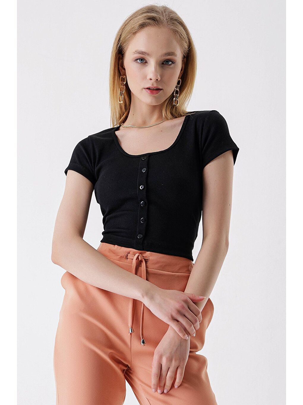 Siyah U Yaka Önü Düğmeli BLUZ