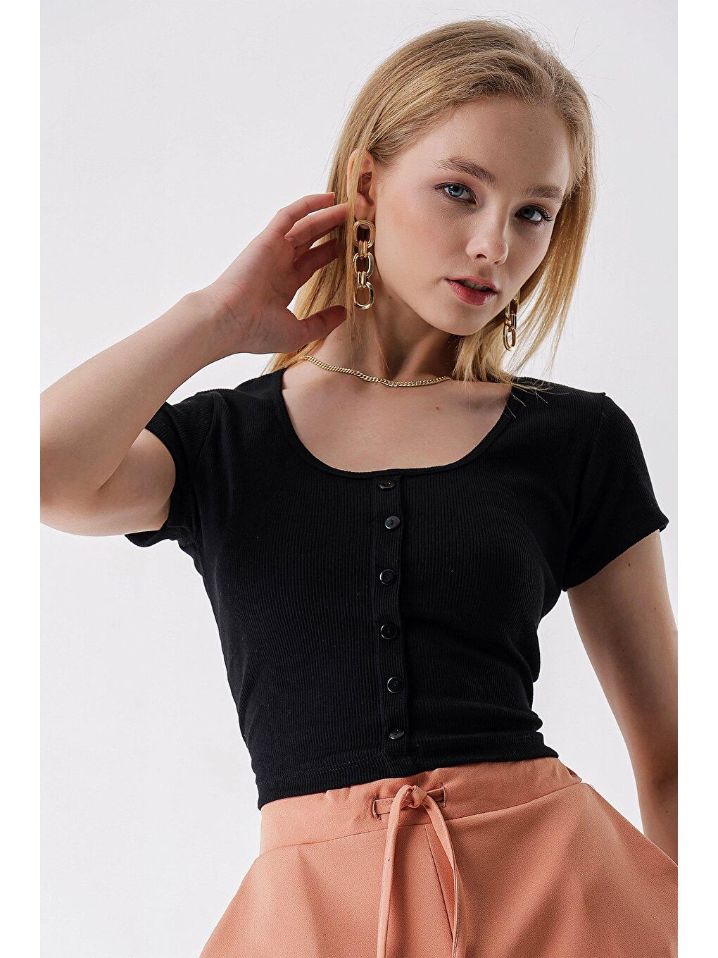 Siyah U Yaka Önü Düğmeli BLUZ-1