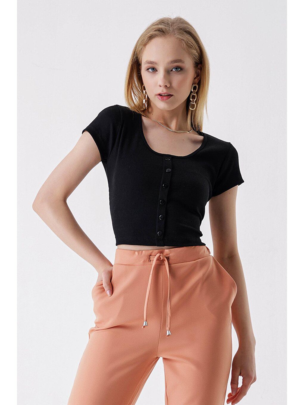 Siyah U Yaka Önü Düğmeli BLUZ-2