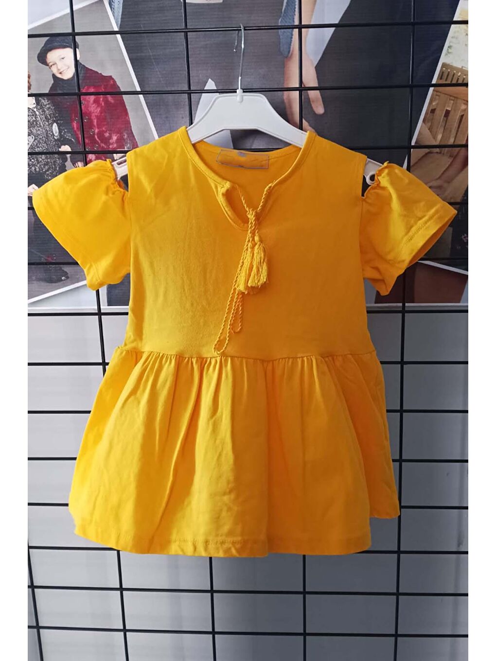 Kız Çocuk Omuzları Yırtmaç Yakası İp Detaylı Eteği Pliseli Sarı Bluz-3
