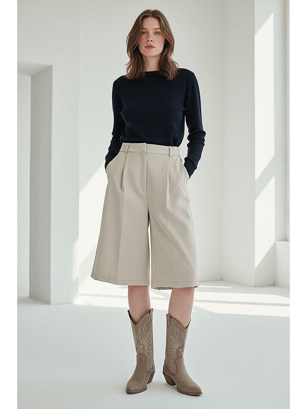 Bej Taş Rengi Pileli Cepli Kadın Bermuda Mg2620