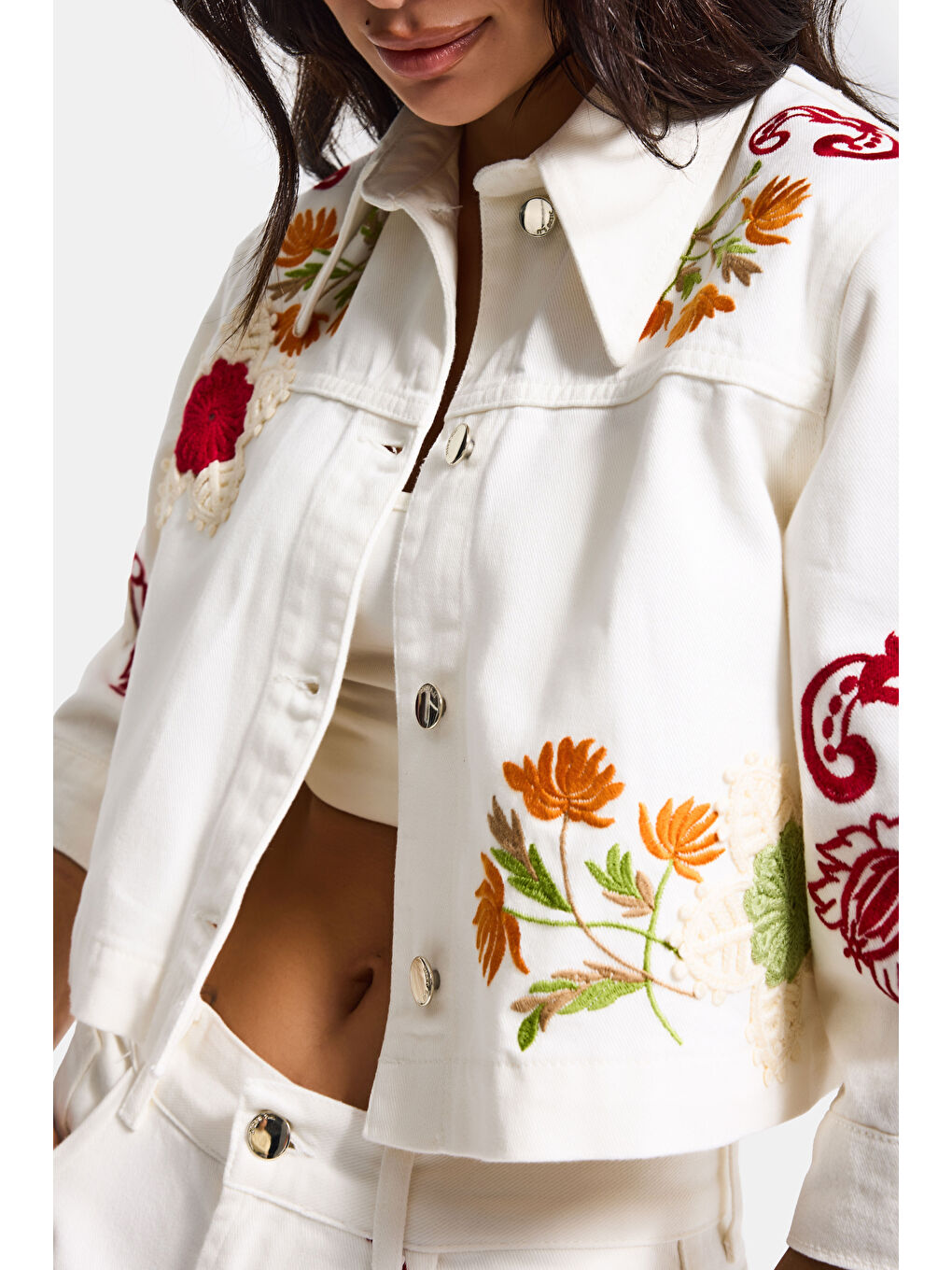 Kadın Ekru 7s6-101 Crop Fit Özel Desen Çiçek Nakışlı Tasarım Denim Ceket-2