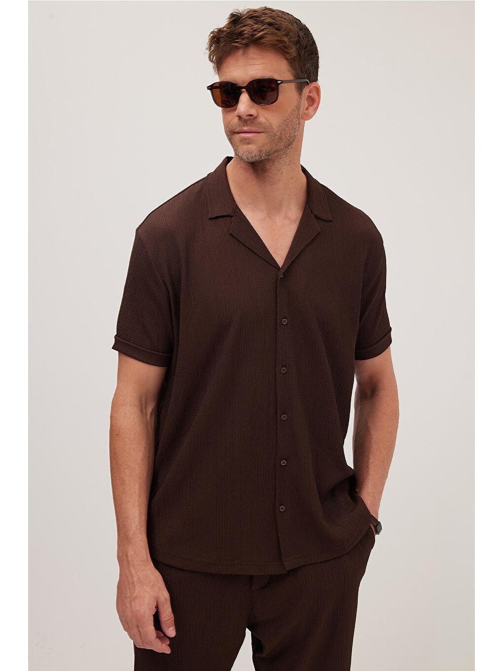 Erkek Standart Fit Kısa Kollu Beli Bağcıklı Apaş Yaka Kahverengi Gömlek Jogger Takım-1