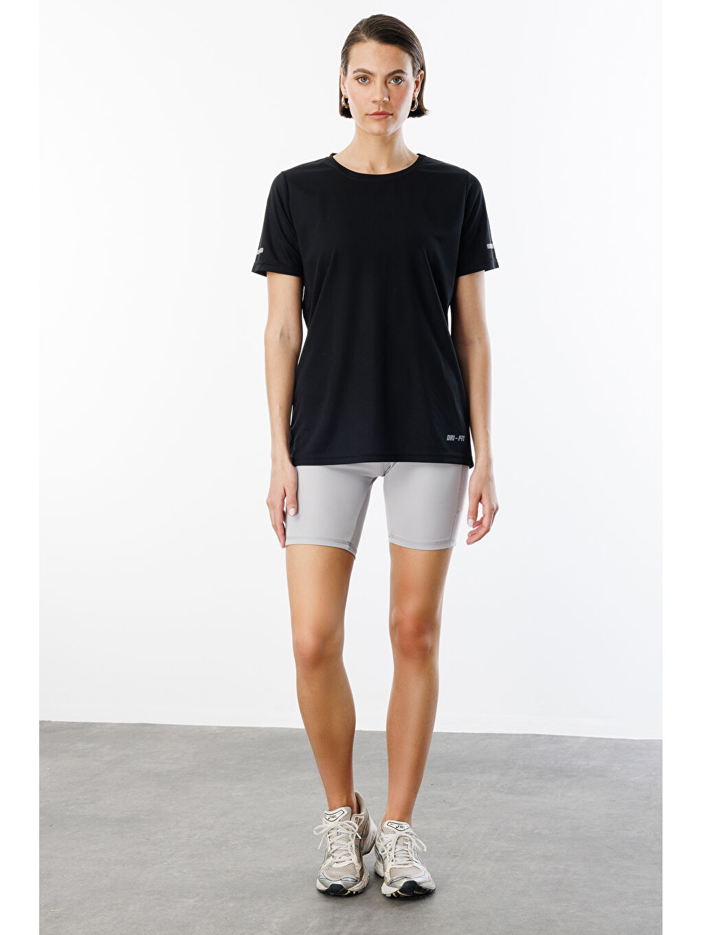 Siyah Kadın Nem Emici Hızlı Kuruma Atletik Teknik Performans Spor T-shirt DRIFIT-KISAKOL-1