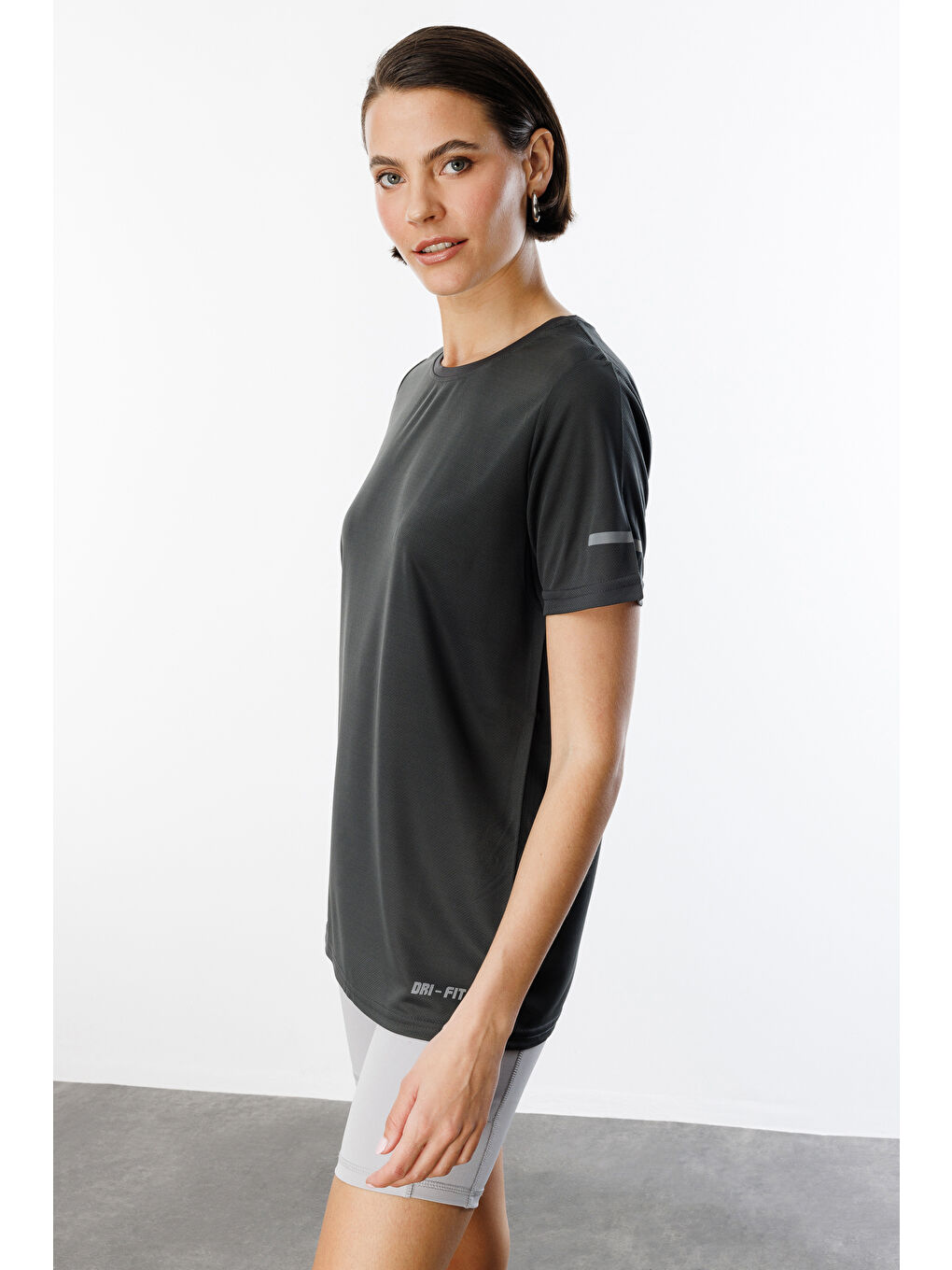 Gri Kadın Nem Emici Hızlı Kuruma Atletik Teknik Performans Spor T-shirt DRIFIT-KISAKOL-3