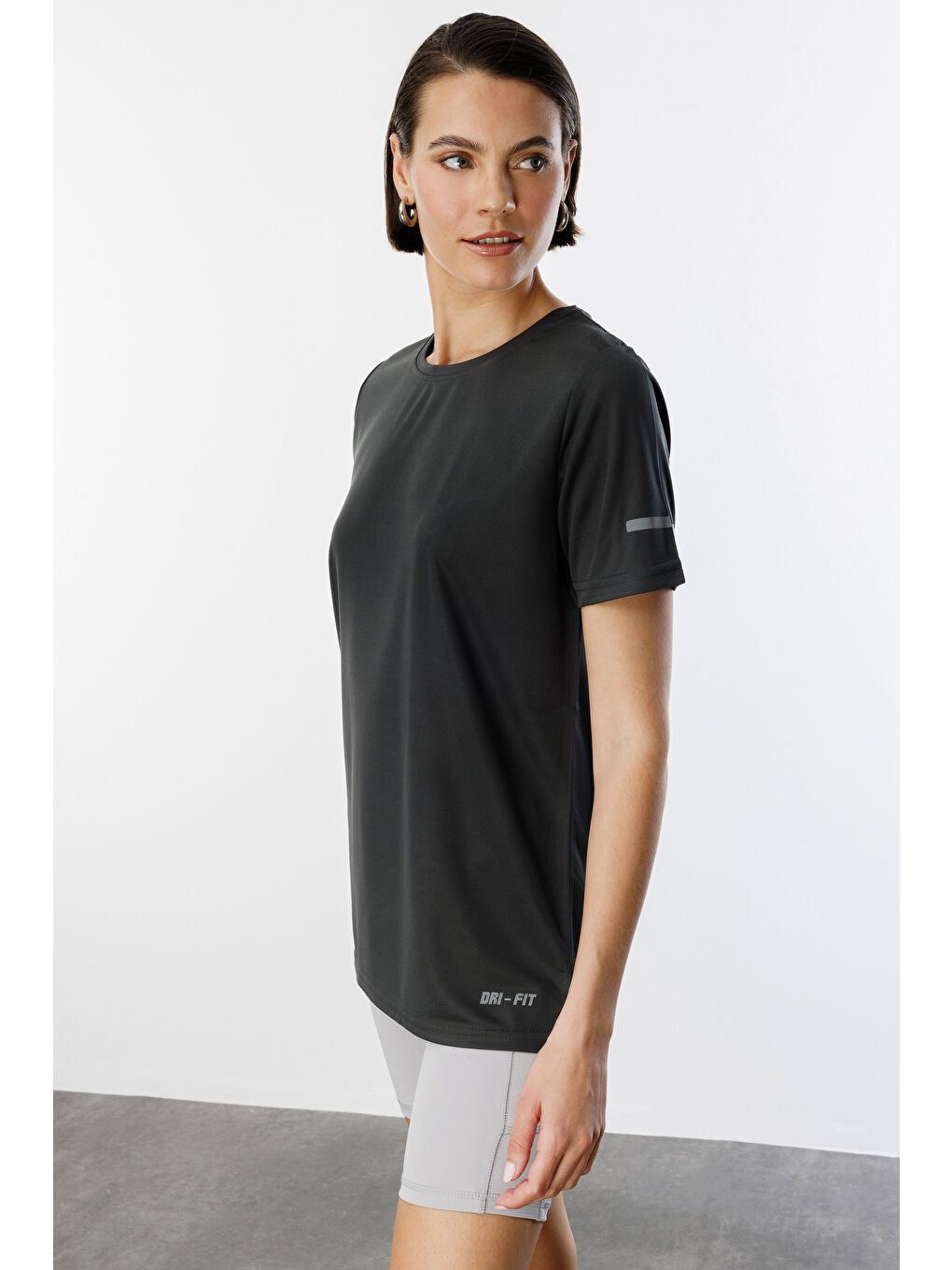 Gri Kadın Nem Emici Hızlı Kuruma Atletik Teknik Performans Spor T-shirt DRIFIT-KISAKOL-4