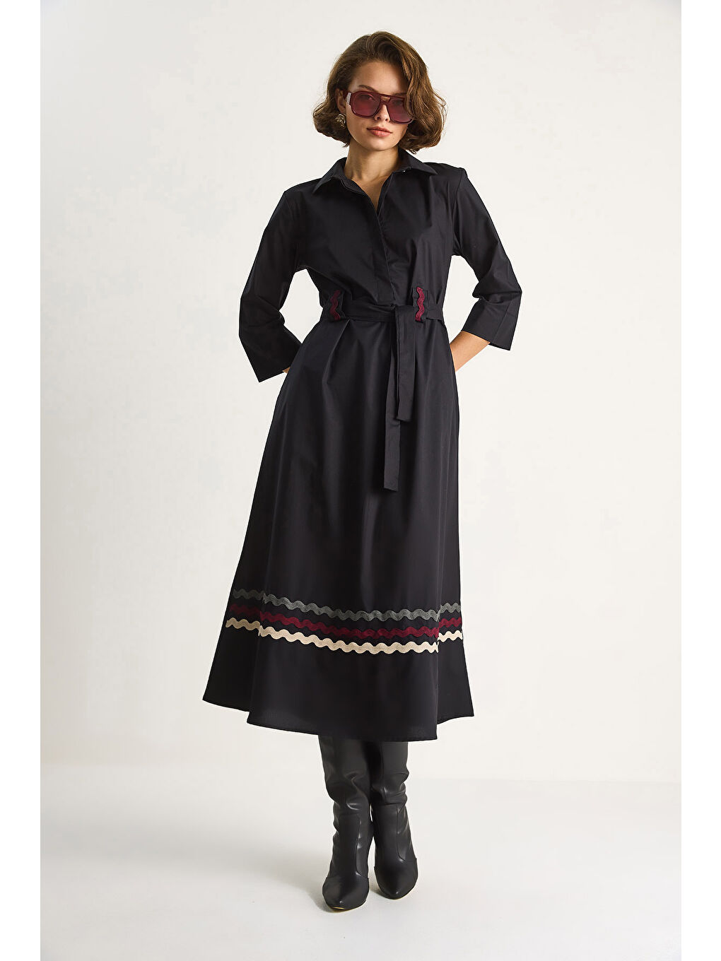 Siyah Kadın Nakış Detaylı Yakalı Kemer Köprülü Gömlek Elbise-1