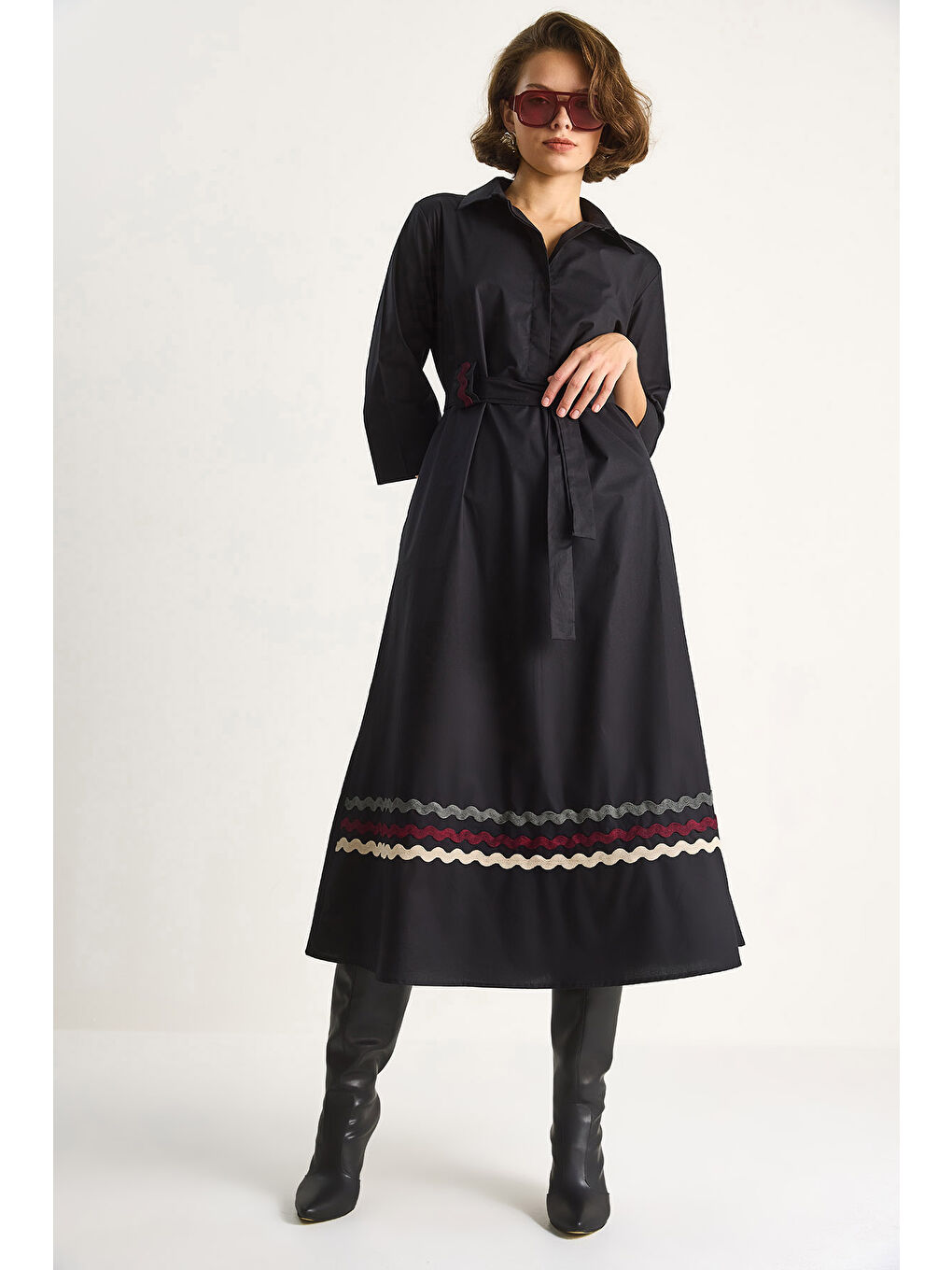Siyah Kadın Nakış Detaylı Yakalı Kemer Köprülü Gömlek Elbise-2