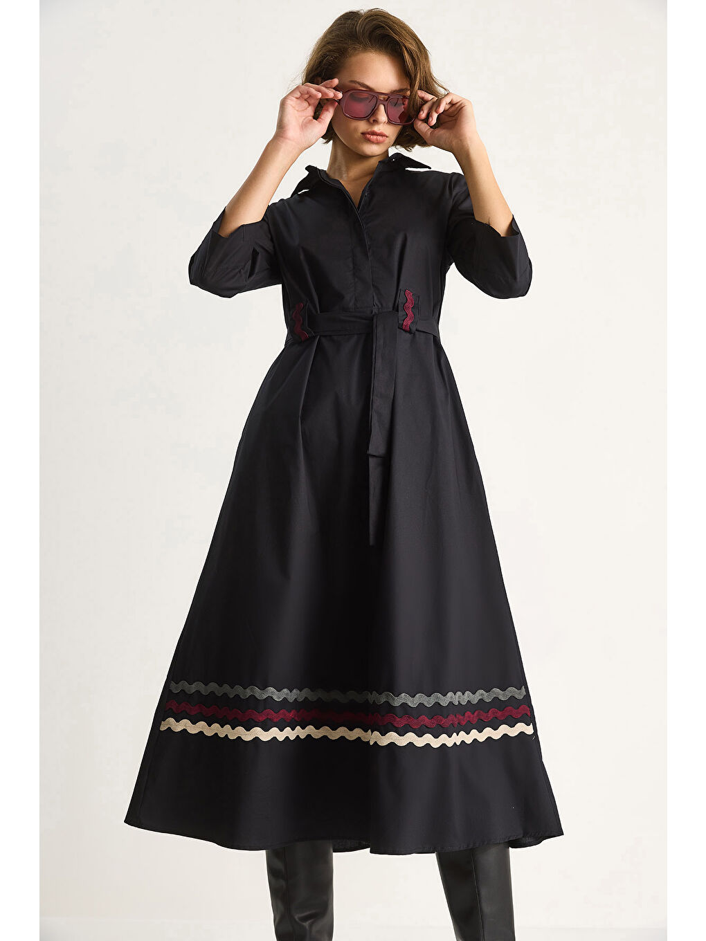 Siyah Kadın Nakış Detaylı Yakalı Kemer Köprülü Gömlek Elbise-3