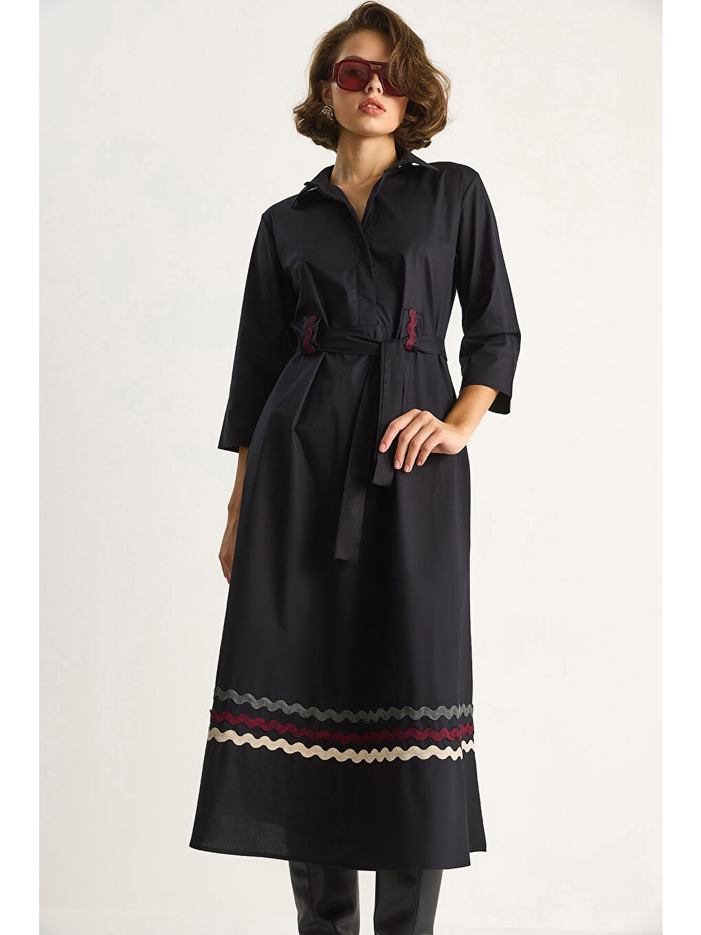 Siyah Kadın Nakış Detaylı Yakalı Kemer Köprülü Gömlek Elbise-4