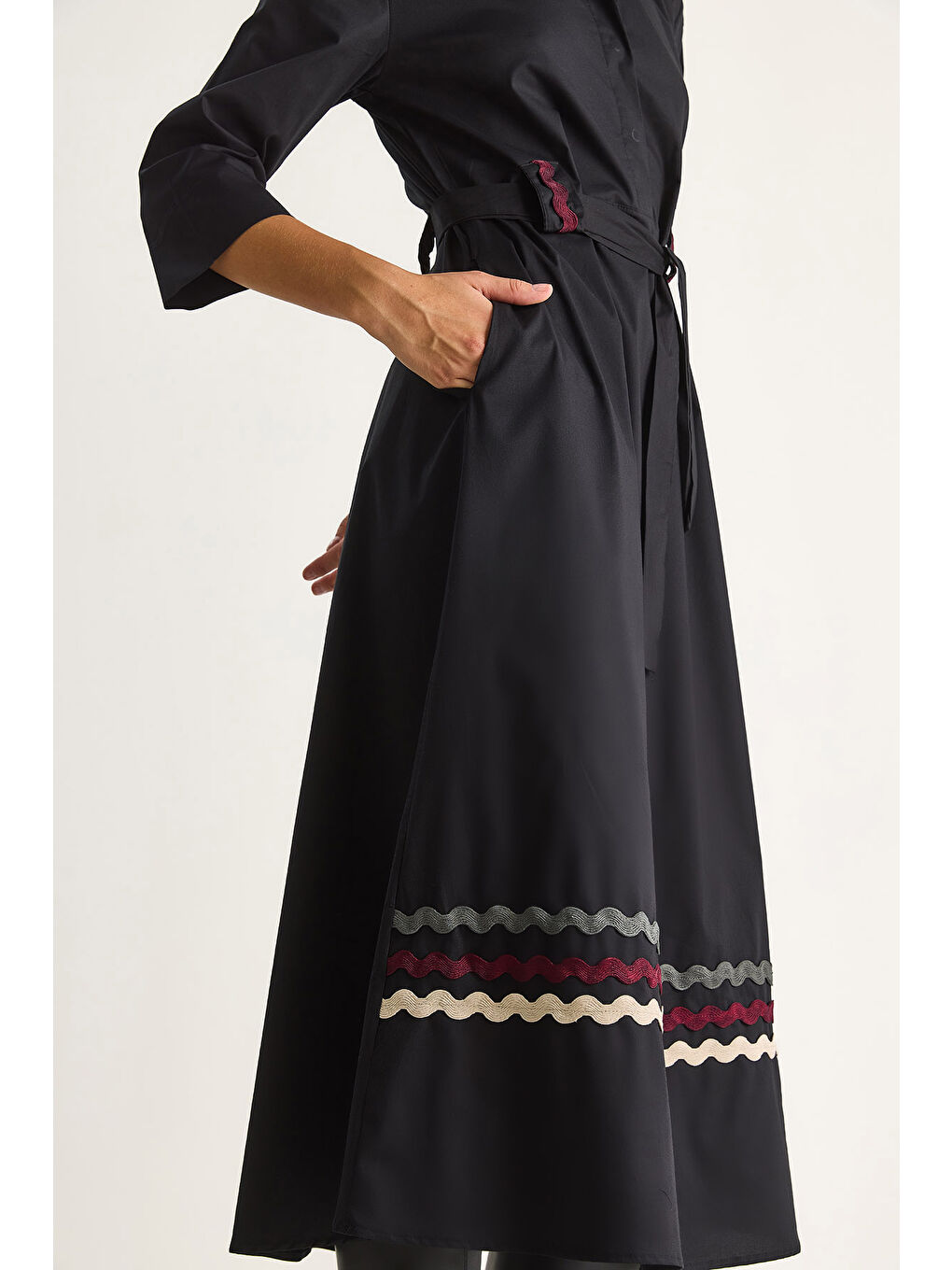 Siyah Kadın Nakış Detaylı Yakalı Kemer Köprülü Gömlek Elbise-5