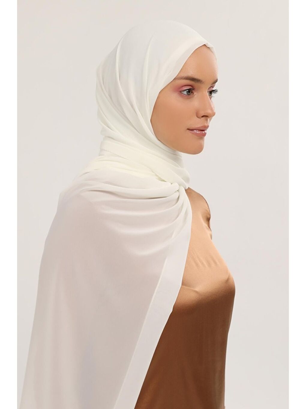 Ekru Hazır Pratik Lüks Boyunluklu Boneli Şifon Şal-2