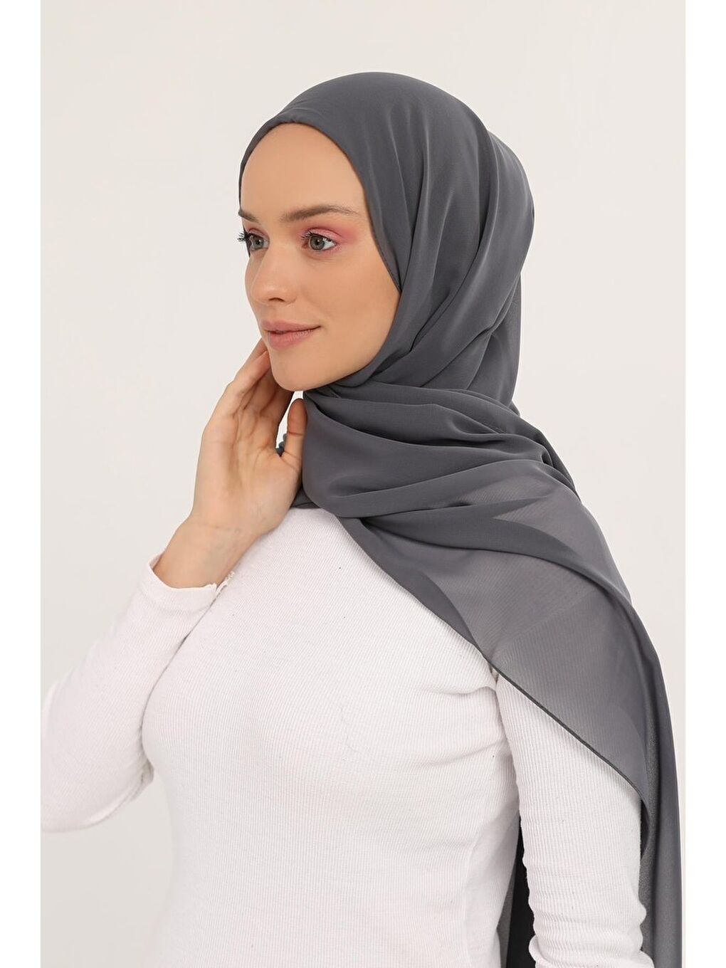 Gri Hazır Pratik Lüks Boyunluklu Boneli Şifon Şal-1