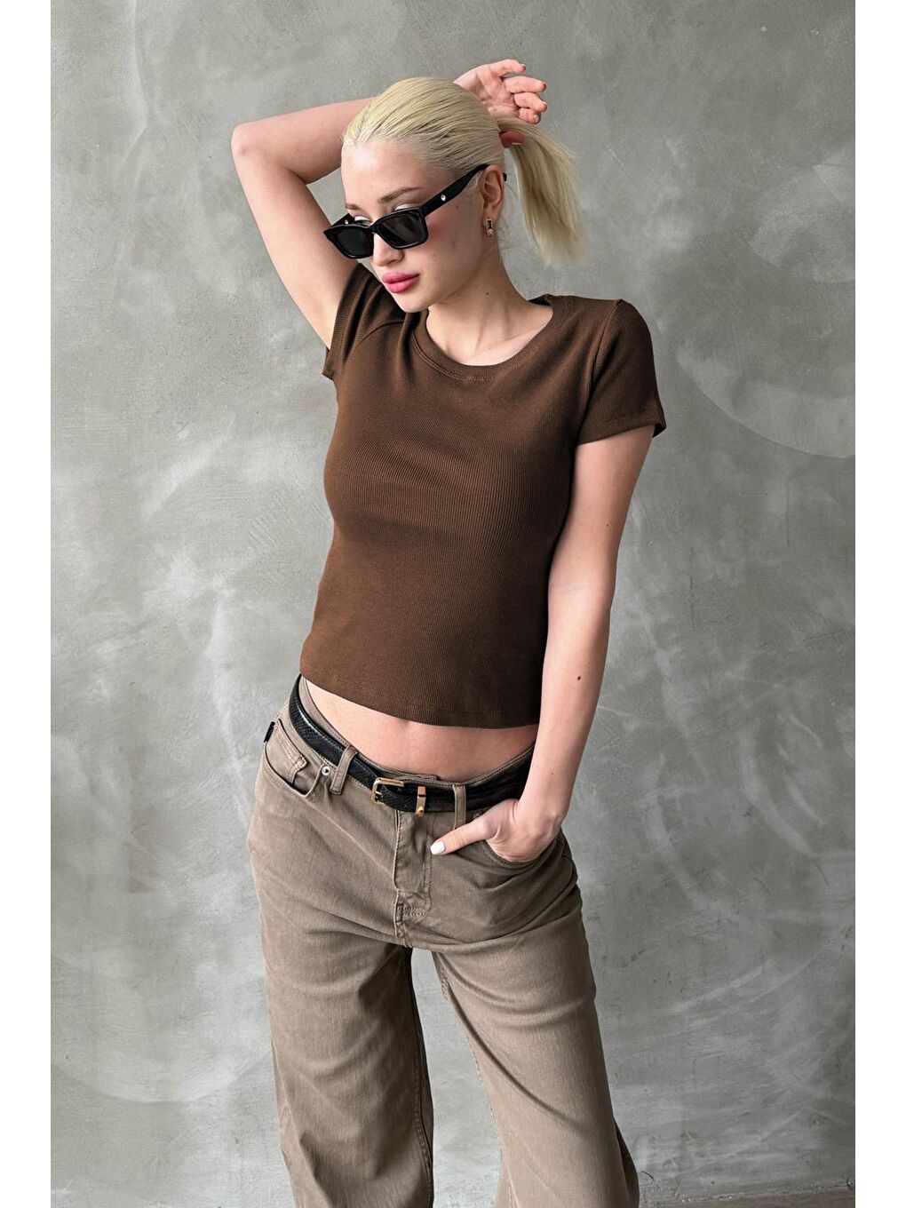 Kahverengi Geniş Yaka Fittili Basic Kadın T-Shirt Mg2293