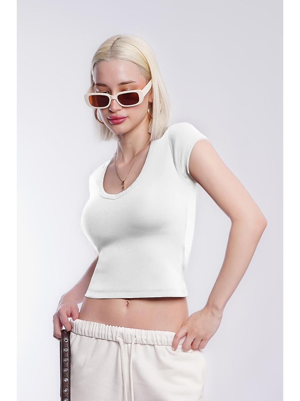 Beyaz V Yaka Basic Kadın Tişört Mg2450