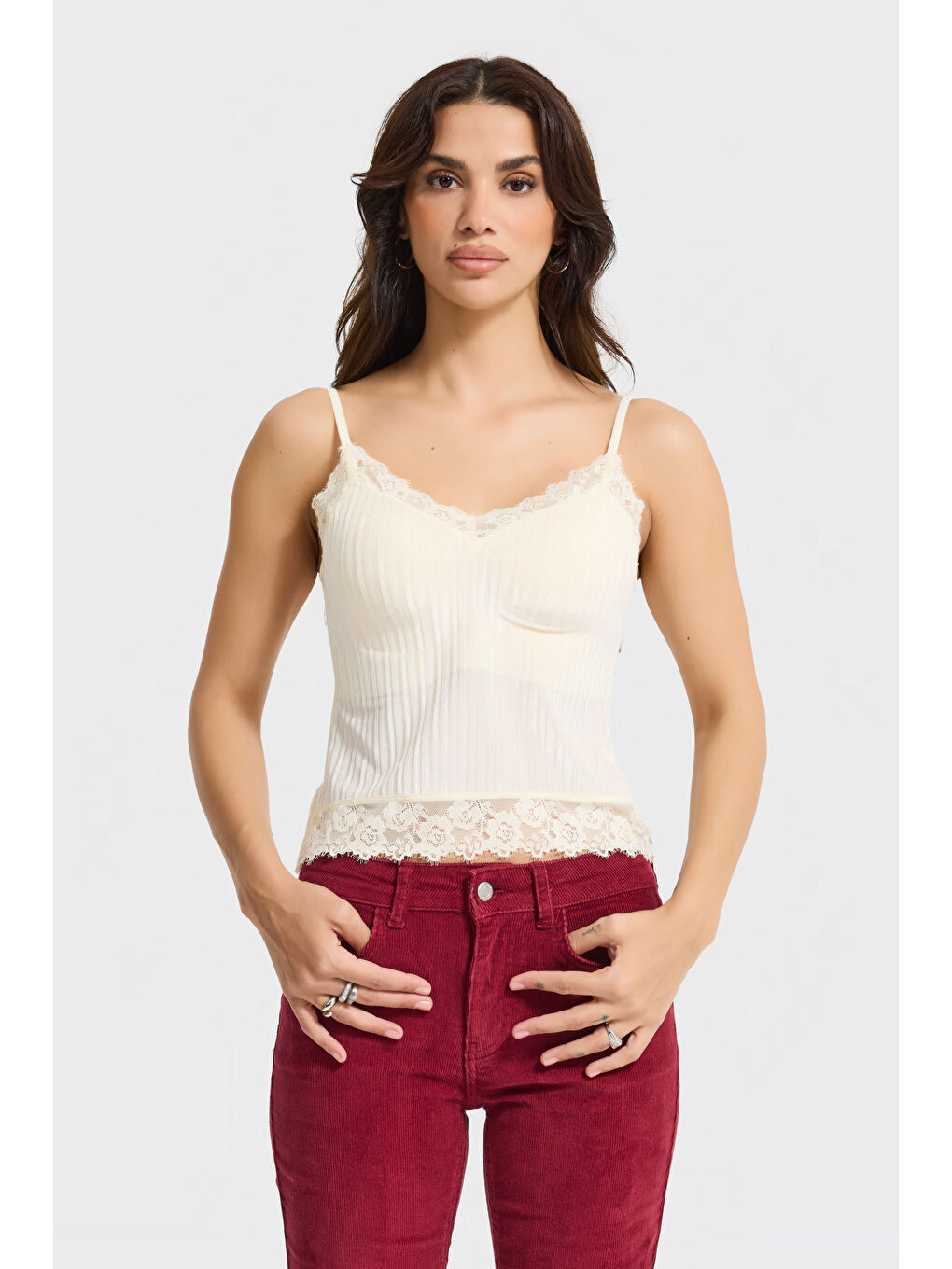 Kadın Ekru Renk İnce Askılı Pedli Dantel Detaylı Tasarım Büstiyer Bluz-2