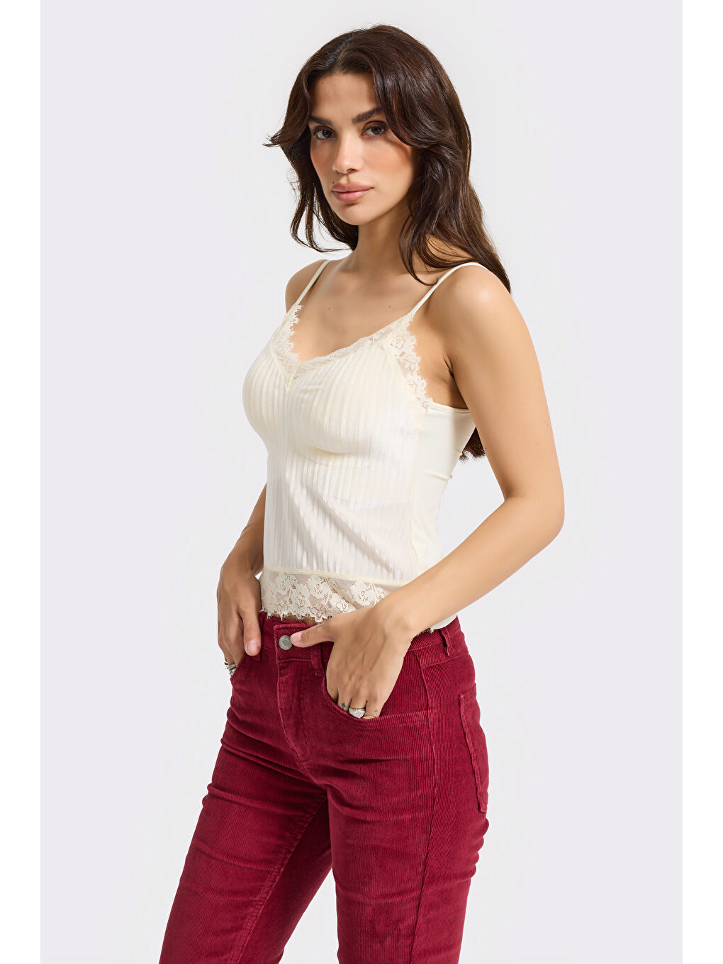Kadın Ekru Renk İnce Askılı Pedli Dantel Detaylı Tasarım Büstiyer Bluz-4