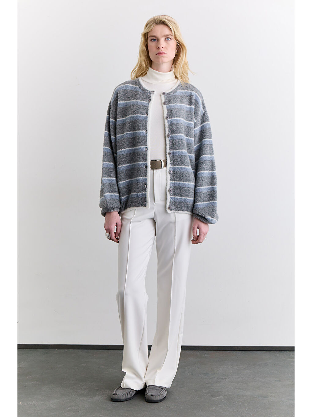 Soft Dokulu Düğmeli Hırka Gri Çizgili