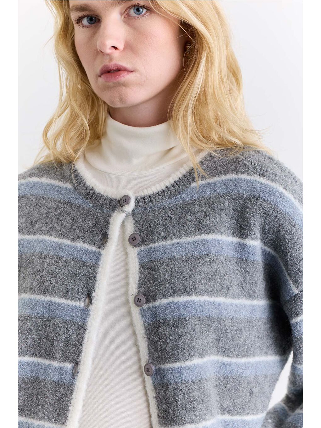 Soft Dokulu Düğmeli Hırka Gri Çizgili-1