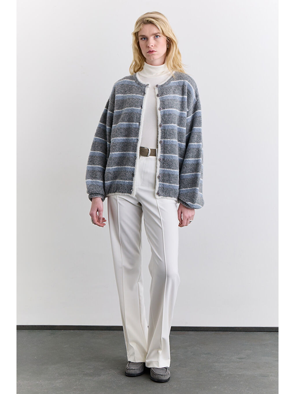 Soft Dokulu Düğmeli Hırka Gri Çizgili-2