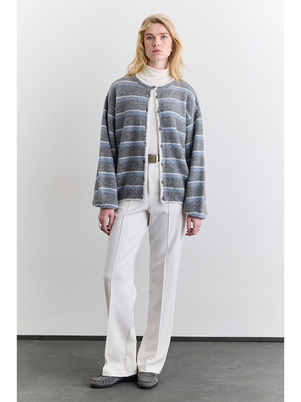 Soft Dokulu Düğmeli Hırka Gri Çizgili-3