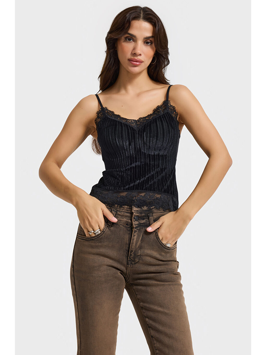 Kadın Siyah Renk İnce Askılı Pedli Dantel Detaylı Tasarım Büstiyer Bluz