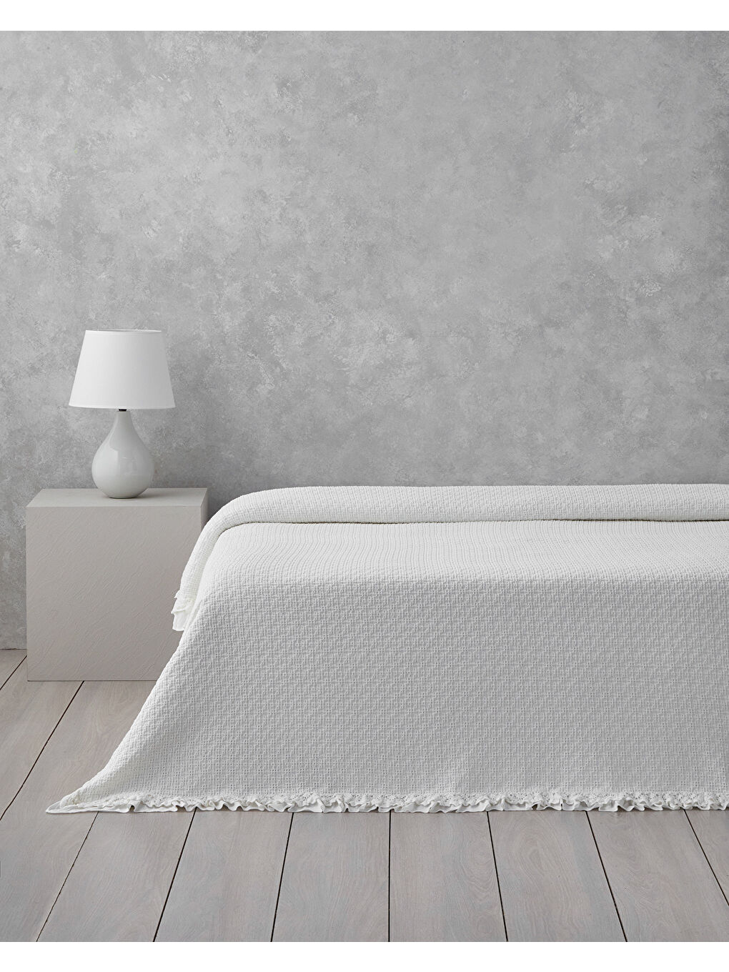 English Home Noble Elegance Jakarlı Fırfırlı Çift Kişilik Pike 200x220 cm Beyaz