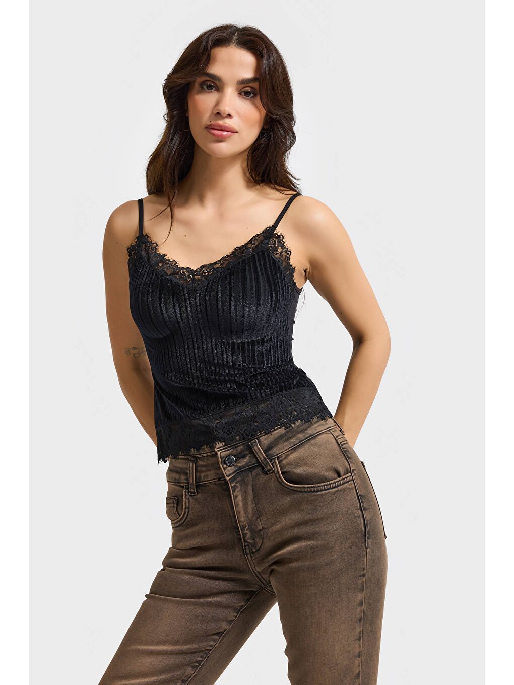 Kadın Siyah Renk İnce Askılı Pedli Dantel Detaylı Tasarım Büstiyer Bluz-2