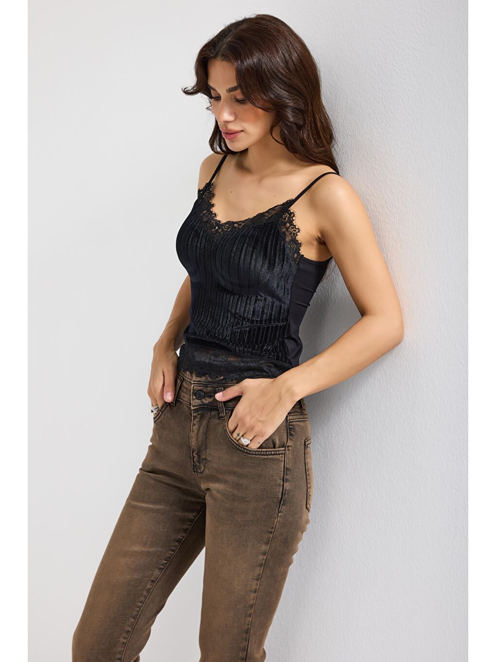 Kadın Siyah Renk İnce Askılı Pedli Dantel Detaylı Tasarım Büstiyer Bluz-4
