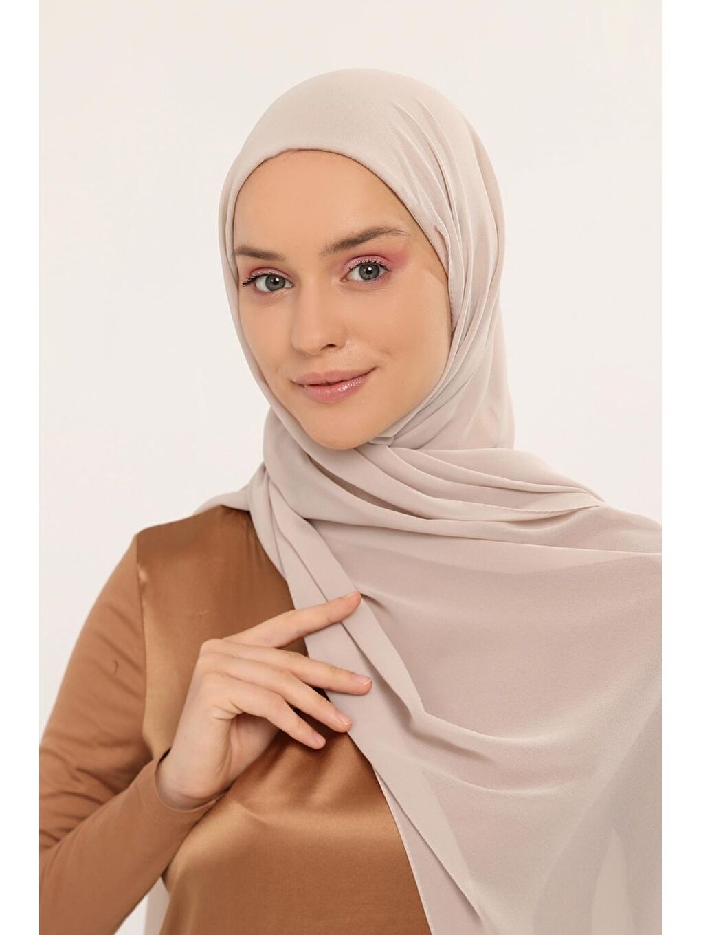 Bej Hazır Pratik Lüks Boyunluklu Boneli Şifon Şal-1