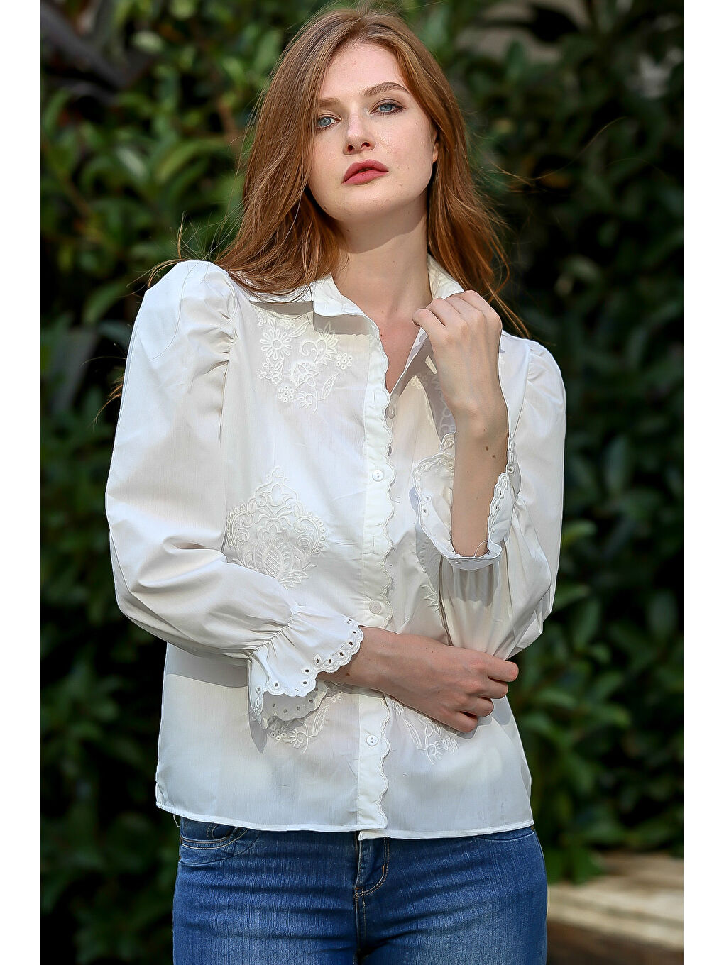 Beyaz Retro Nakış Detaylı Kolları Volanlı Gömlek-1