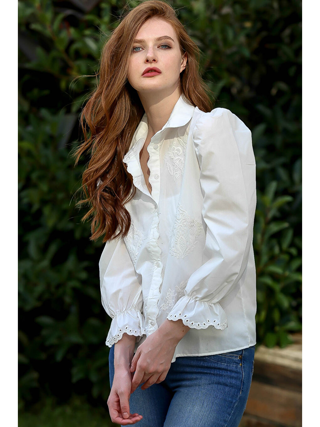 Beyaz Retro Nakış Detaylı Kolları Volanlı Gömlek-2