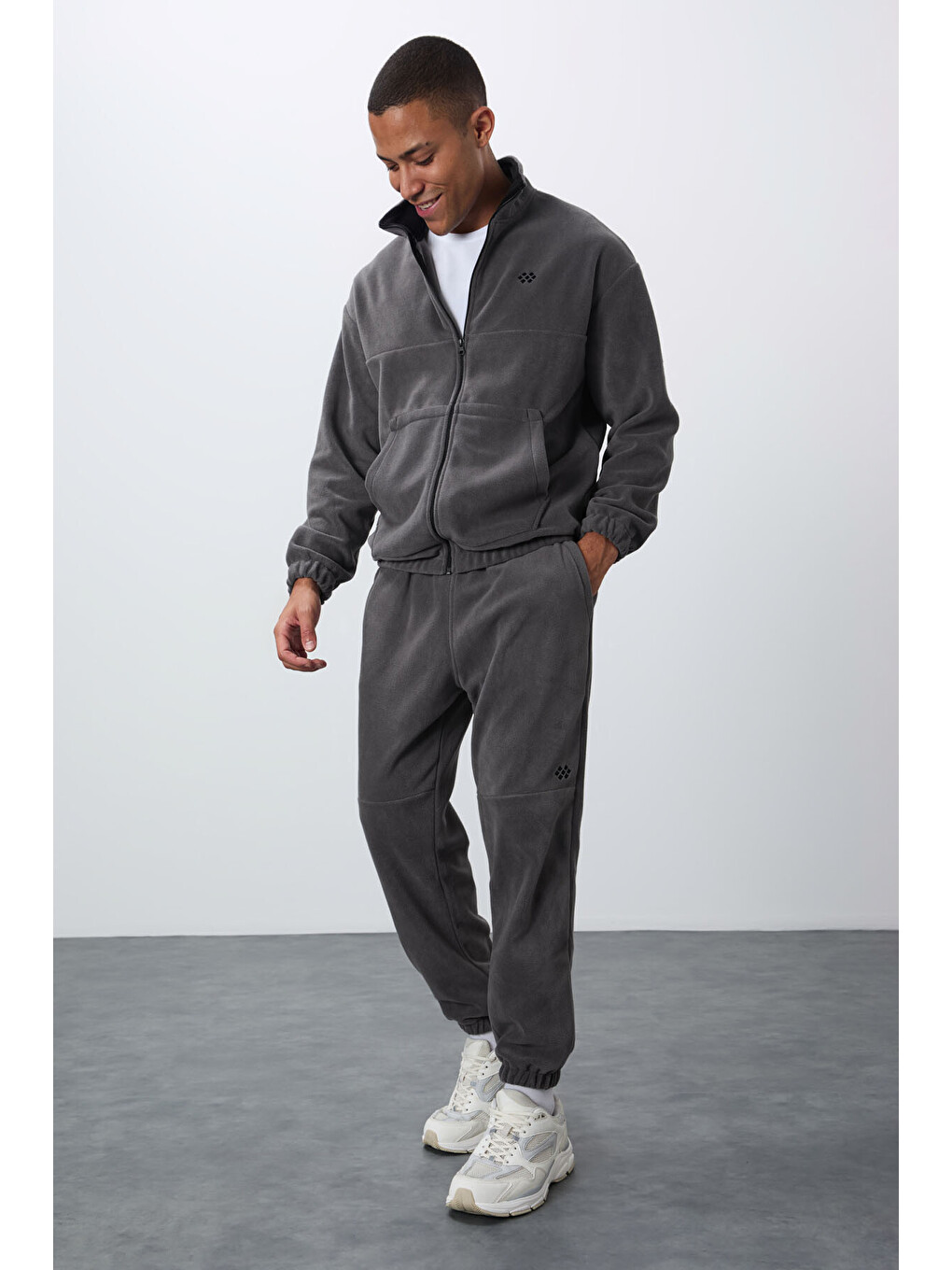Koyu Gri Kalın Yumuşak Dokulu Comfort Fit Nakışlı Erkek Eşofman Takım - 85269-3