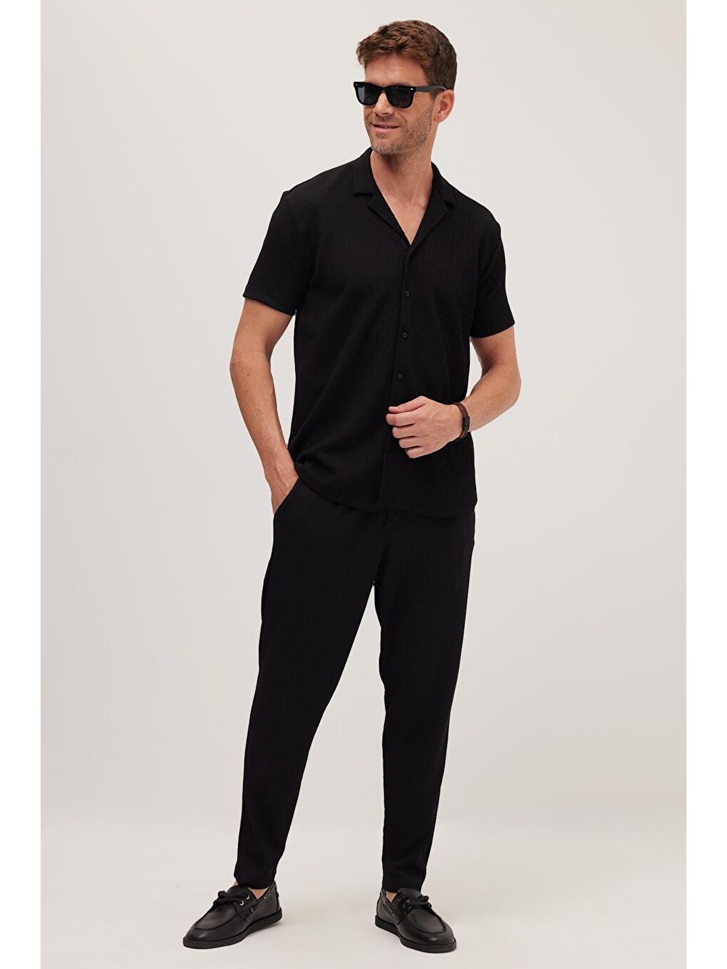 Erkek Standart Fit Kısa Kollu Beli Bağcıklı Apaş Yaka Siyah Gömlek Jogger Takım