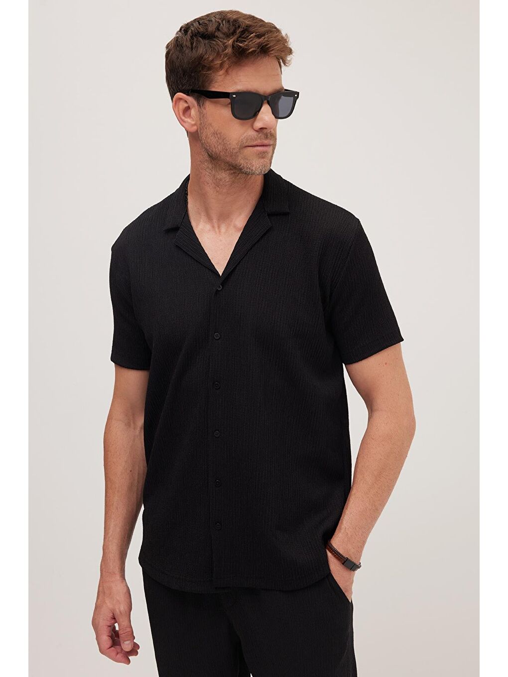 Erkek Standart Fit Kısa Kollu Beli Bağcıklı Apaş Yaka Siyah Gömlek Jogger Takım-1