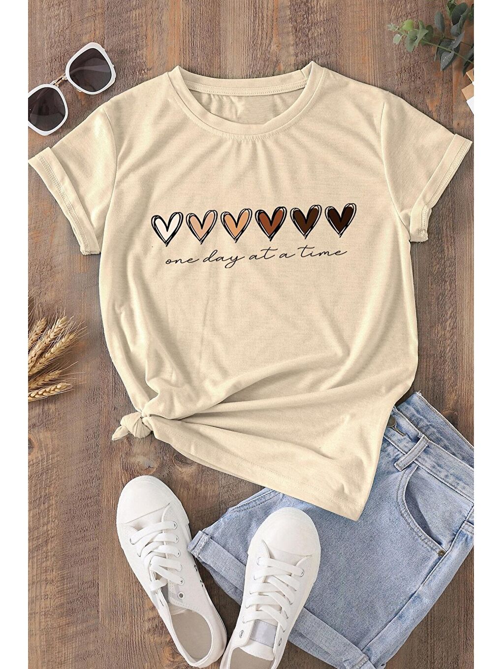 uyguntarz Bej Unisex Hearts Baskılı Tasarım Tshirt