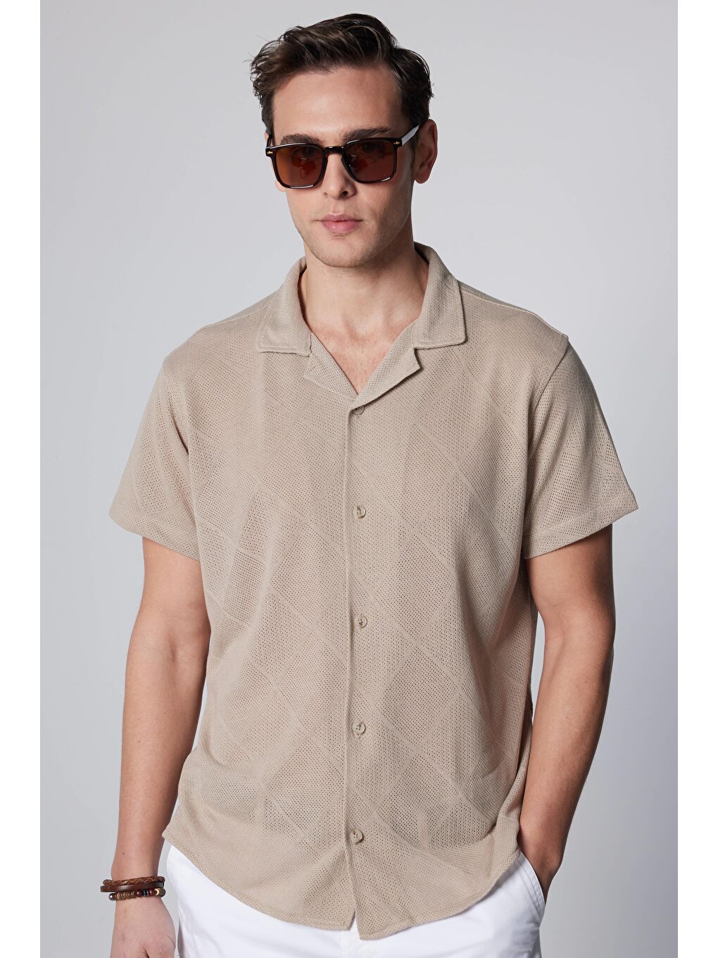 Bej Erkek Slim Fit Dar Kesim Kısa Kollu Nefes Alan Örme Doku Kare Desenli Taş Renk Apaş Yaka Gömlek