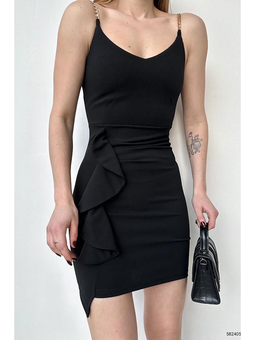 Siyah Zincir Askı V Yaka İthal Krep Kumaş Volanlı Elbise-1